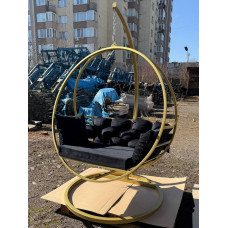 Подвесное кресло кокон для дома и сада в золотом цвете.