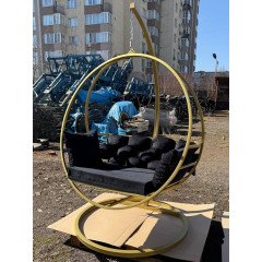 Подвесное кресло кокон для дома и сада в золотом цвете.